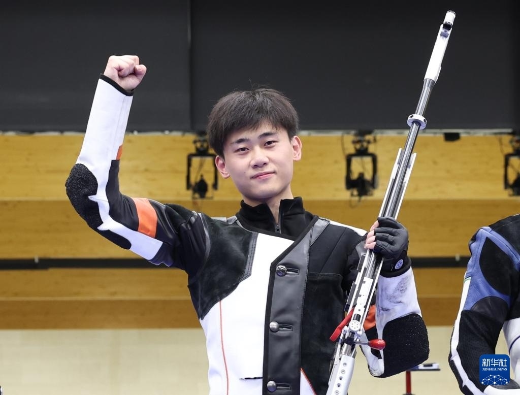 8月1日，在法國沙托魯舉行的巴黎奧運會射擊男子50米步槍三姿決賽中，中國選手劉宇坤奪得冠軍。圖為劉宇坤在奪冠后慶祝。新華社記者 張帆 攝