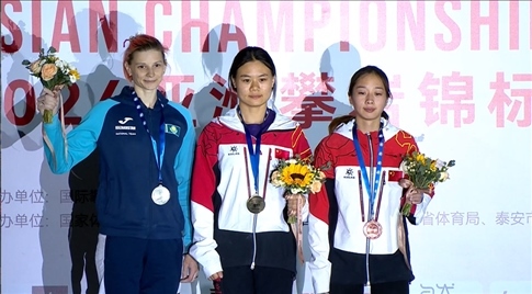 女子速度項(xiàng)目蒙世雪（中）奪冠，周婭菲（右）獲季軍。主辦方供圖