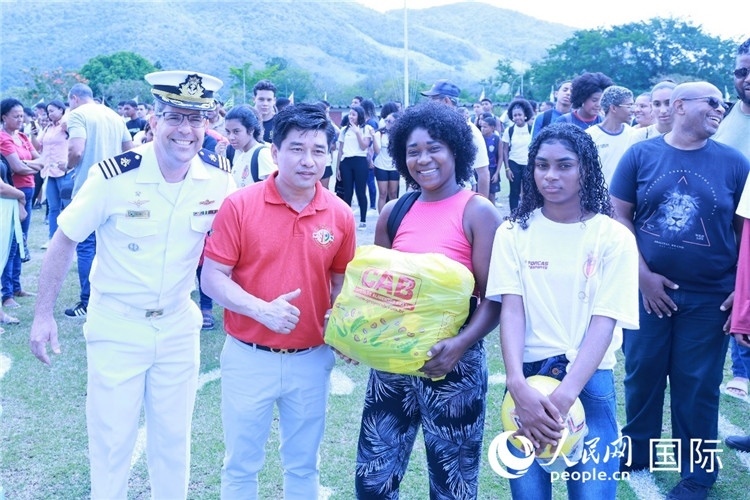 巴西中國浙江商會(huì)會(huì)長鄭俠茂向巴西貧困社區(qū)兒童及家庭捐贈(zèng)基礎(chǔ)食品籃子和足球。人民網(wǎng)記者陳海琪 攝