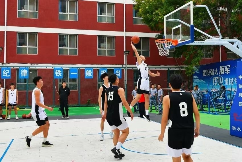 全天候室外運(yùn)動木地板籃球場上精彩激烈的籃球賽。 主辦方供圖