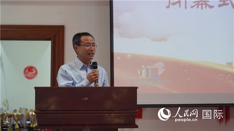 中國駐約翰內(nèi)斯堡代總領(lǐng)事周育江在閉幕式上致辭。 人民網(wǎng) 張茜攝