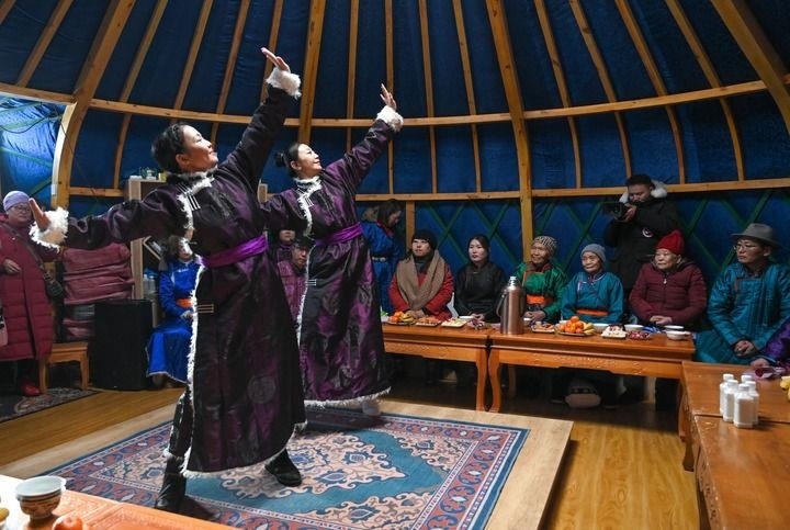 2023年12月21日，烏蘭牧騎隊員在內蒙古阿其圖烏拉蘇木進行舞蹈表演。