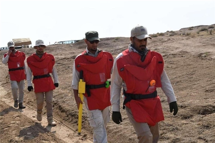 工作人員前往排雷。中國(guó)海油供圖