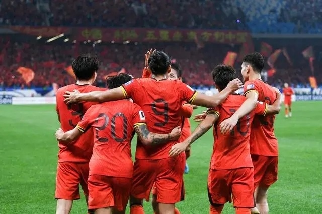 10月15日晚，張玉寧（9號(hào)）進(jìn)球后與隊(duì)友擁抱慶祝。新華社記者 李紫恒攝