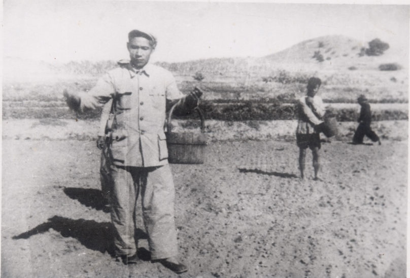 谷文昌（左）在田間與農(nóng)民一起勞動（資料照片）。