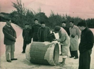 谷文昌（左一）與工程技術(shù)人員解決地下水供給（資料照片）。谷文昌帶領(lǐng)群眾修建了22座水庫和705處永久性水利工程，緩解了東山縣水資源極度缺乏的難題。