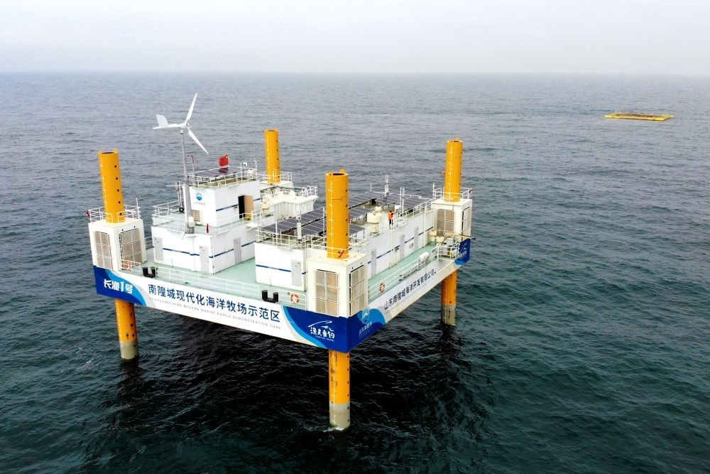 這是應(yīng)用5G技術(shù)的山東長島綜合試驗區(qū)南隍城國家級海洋牧場示范區(qū)海上平臺（2020年8月8日攝，無人機照片）。中國（山東）自由貿(mào)易試驗區(qū)設(shè)立以來，一系列大膽試、大膽闖、自主改的政策逐步落實，制度創(chuàng)新打通堵點、釋放活力，成為深化對外開放、發(fā)展海洋經(jīng)濟的重要抓手。