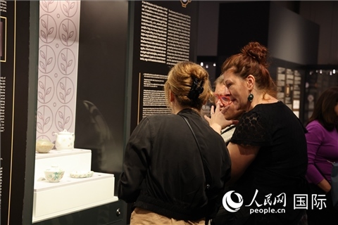 嘉賓參觀展覽。人民網(wǎng)記者 禹麗敏攝