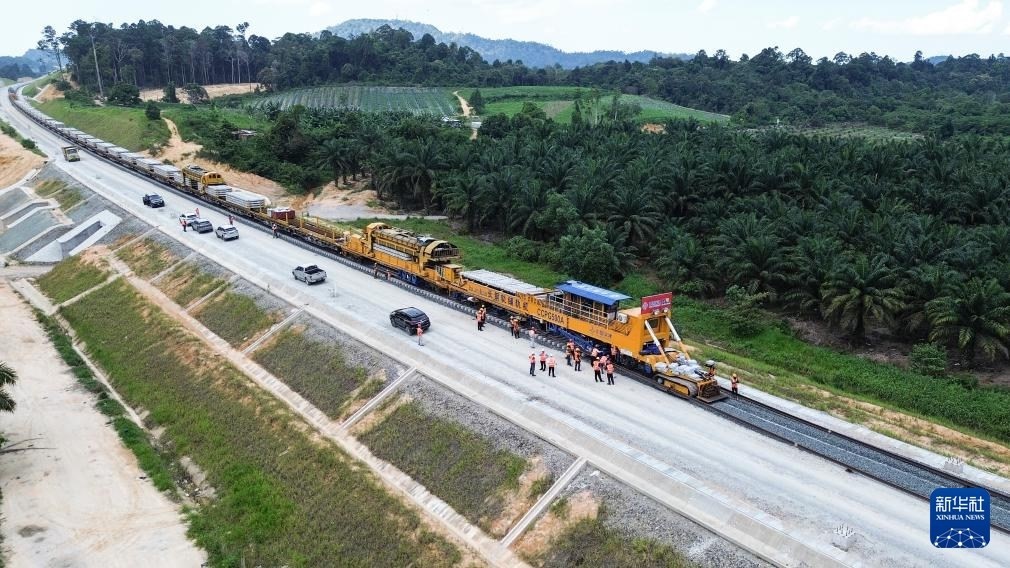 這是5月6日在馬來西亞彭亨州航拍的馬東鐵項(xiàng)目的鋪軌現(xiàn)場(chǎng)。新華社記者 程一恒 攝