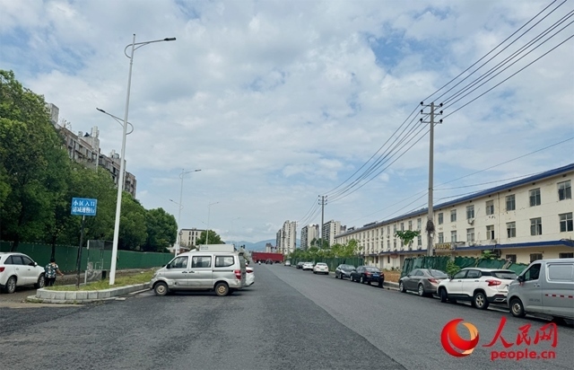 麗水佳園小區(qū)入口外及長富大道上停滿了車輛。人民網(wǎng)記者 邱燁攝