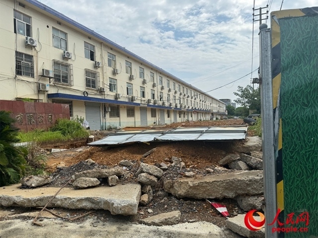 長富大道北側輔路在進行強電遷改項目。人民網(wǎng)記者 邱燁攝