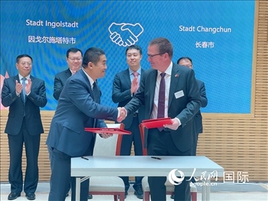 （10月16日，第十屆巴伐利亞中國日在慕尼黑舉行。圖為簽約儀式現(xiàn)場。人民網(wǎng)記者劉赫攝）