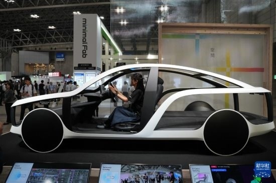 這是10月17日在日本千葉縣舉行的日本高新技術(shù)博覽會上拍攝的，索尼公司展示的概念車模型。新華社記者 錢錚 攝