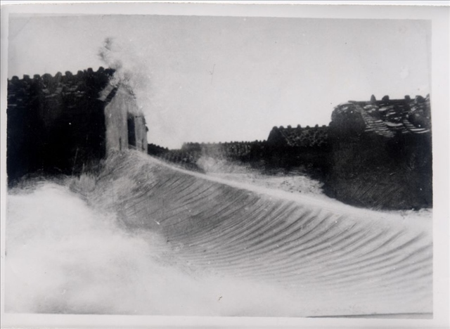 昔日的東山島風(fēng)沙掩埋部分村民村舍（資料照片）。