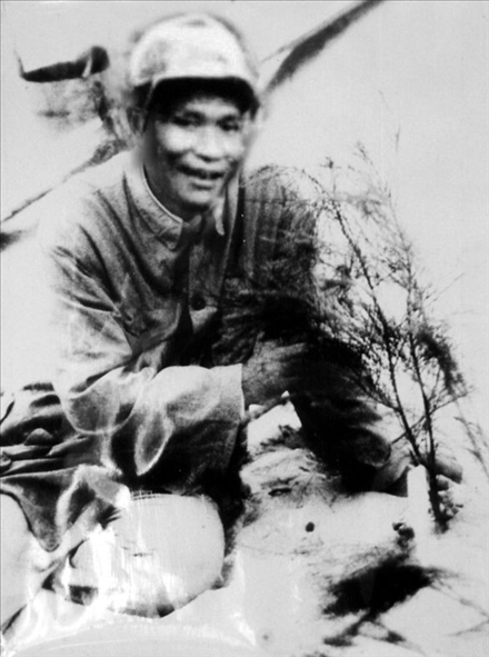 谷文昌與試種成活的木麻黃（資料照片）。