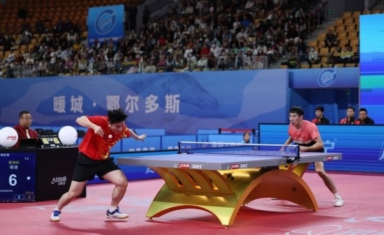 10月18日，上海隊選手樊振東（左）在單打比賽中發(fā)球。他3:2戰(zhàn)勝福建隊選手程靖淇。新華社記者 王楷焱 攝