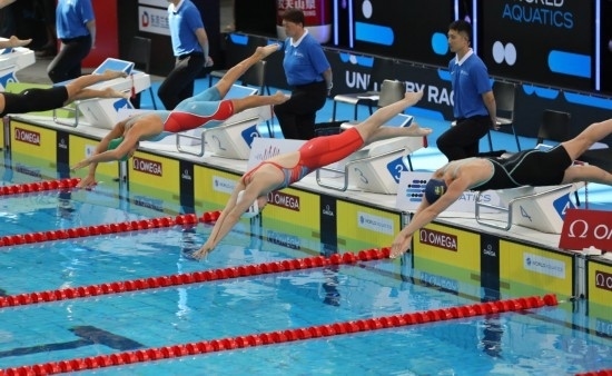 10月18日，中國選手張雨霏（右二）在女子50米自由泳預賽中出發(fā)。新華社記者 方喆 攝