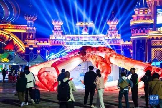 9月19日，游客在吉林省琿春市的2024琿春帝王蟹美食嘉年華現(xiàn)場游玩。新華社記者 許暢 攝