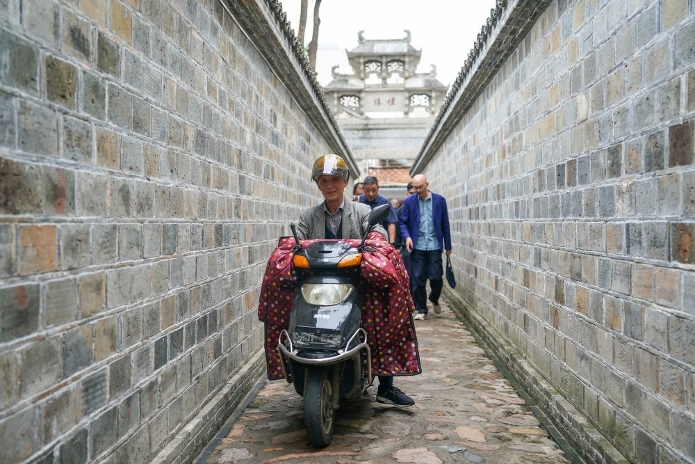 ↑市民在安徽省安慶市桐城市六尺巷通行。