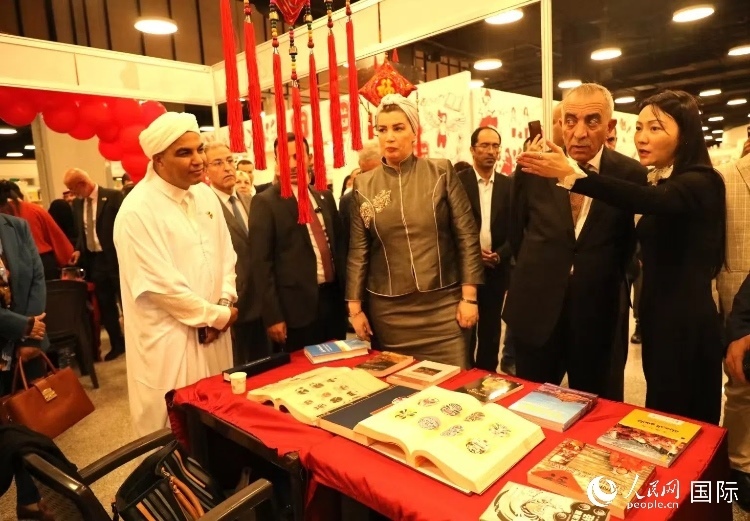 第二十三屆約旦安曼國(guó)際書展于10月10日至19日在約旦展覽中心舉行，約旦政府和民間各界人士在中國(guó)展臺(tái)翻閱圖書，熱烈交流互動(dòng)，感受中華文化之美。人民網(wǎng)記者 李瀟攝