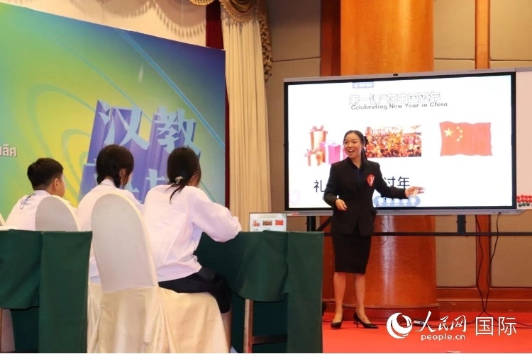 泰國(guó)本土中文教師參賽者現(xiàn)場(chǎng)授課。人民網(wǎng)實(shí)習(xí)生 姚欣可攝