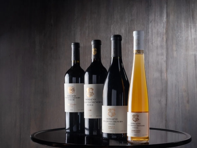 活動(dòng)現(xiàn)場(chǎng)推介了懷來中法莊園珍藏馬瑟蘭干紅、小芒森甜白等優(yōu)質(zhì)葡萄酒。主辦方供圖