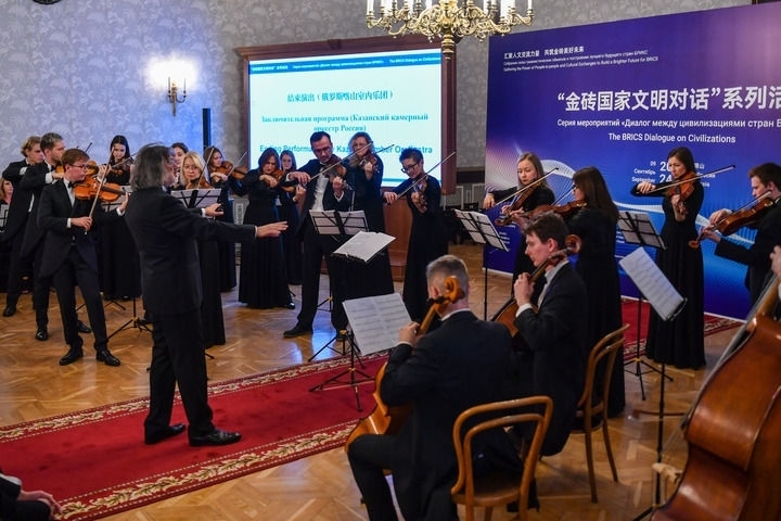 2024年9月24日，在俄羅斯喀山，俄羅斯喀山室內(nèi)樂團演奏傳統(tǒng)曲目。“金磚國家文明對話”系列活動24日在俄羅斯喀山舉行，來自中國、俄羅斯、巴西、印度、南非、伊朗等金磚國家的相關(guān)機構(gòu)、各領(lǐng)域?qū)＜覍W(xué)者及青年代表等300多人參加。新華社記者 曹陽 攝