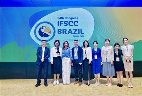 百雀羚集團高層與研發(fā)團隊。受訪方供圖