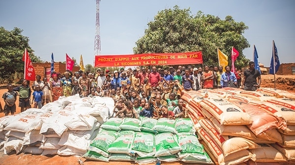 華剛礦業(yè)向當(dāng)?shù)鼐栀?zèng)種子化肥儀式現(xiàn)場(chǎng)。中鐵資源供圖