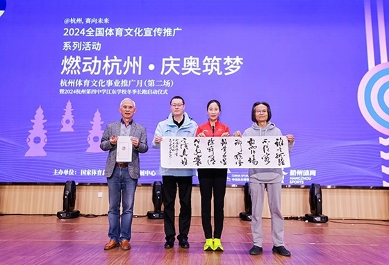 王麗萍與藝術(shù)家們共同創(chuàng)作主題作品。主辦方供圖