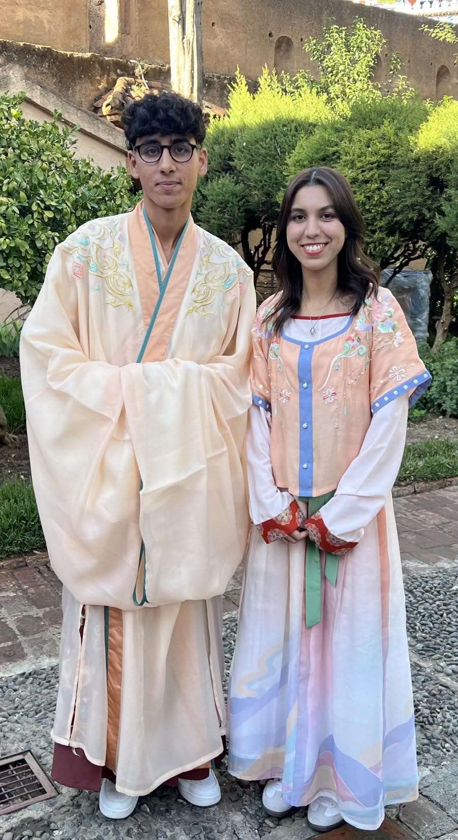 兩位青年試穿中國古代服裝。拉巴特中國文化中心供圖