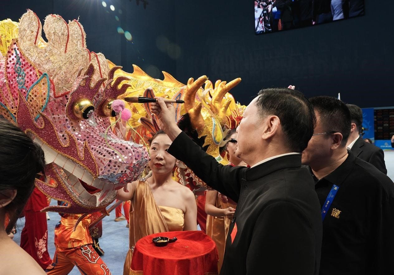 出席開(kāi)賽儀式的領(lǐng)導(dǎo)及嘉賓共同為參賽龍獅隊(duì)點(diǎn)睛。（受訪者供圖）