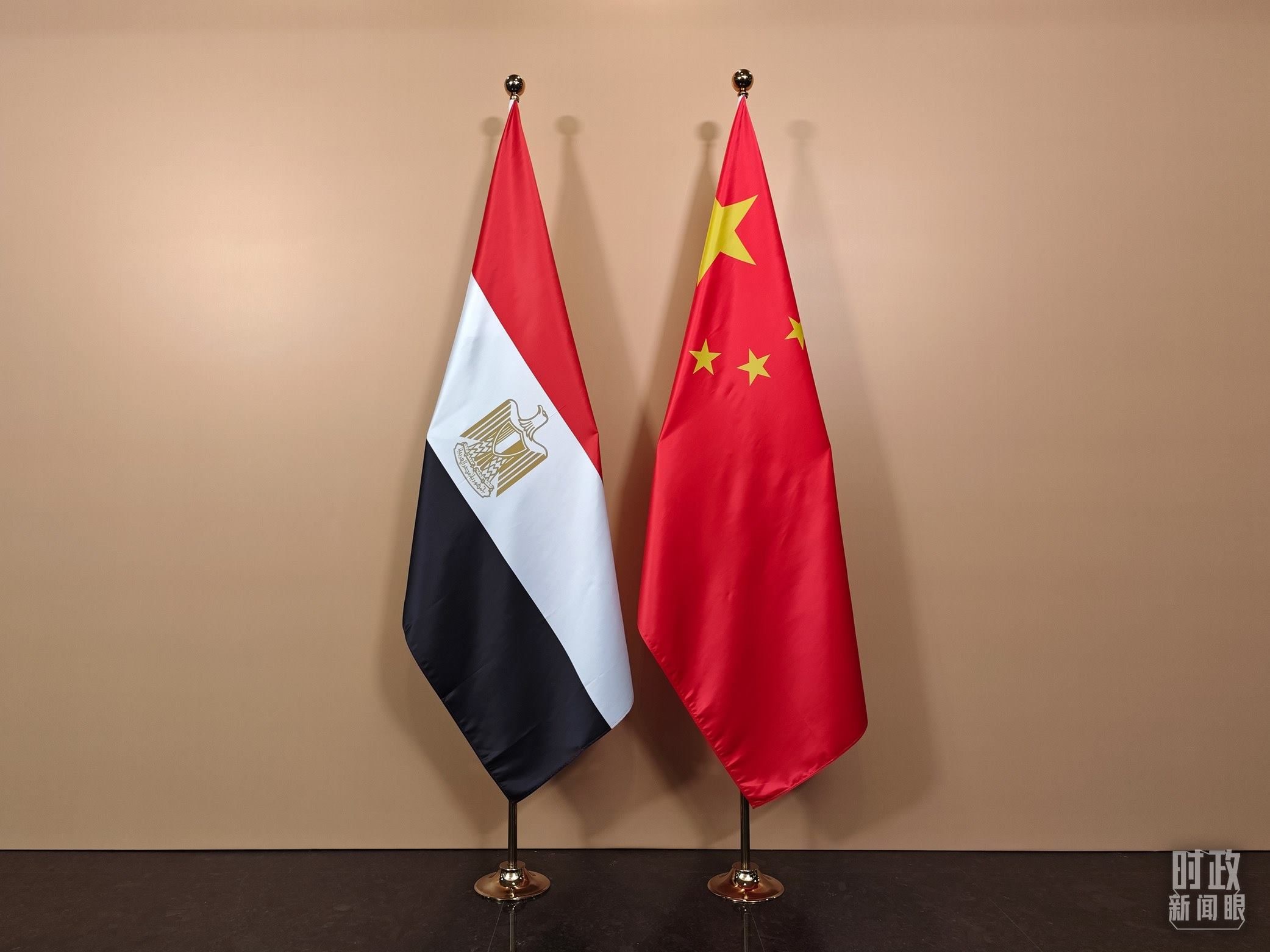 △ 會見廳外的中國埃及兩國國旗。（總臺央視記者彭漢明拍攝）
