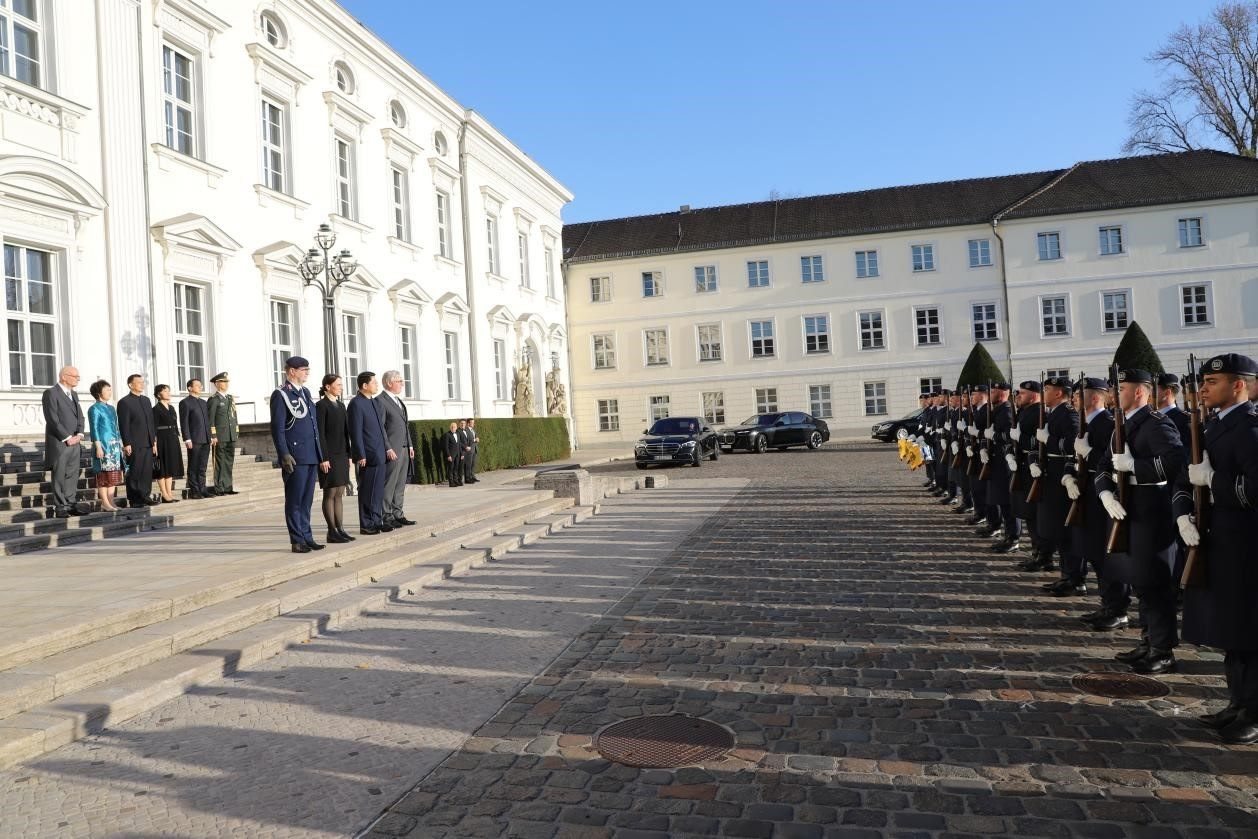 新任中國駐德國大使鄧洪波向德國總統(tǒng)施泰因邁爾遞交國書。中國駐德國大使館供圖