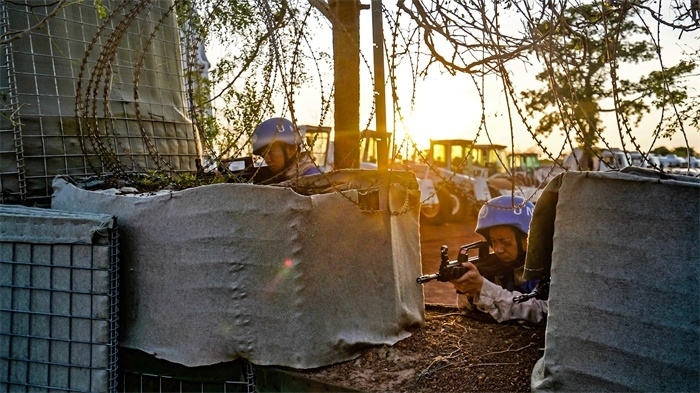 瞭望偵察一線情況。張洪奧攝