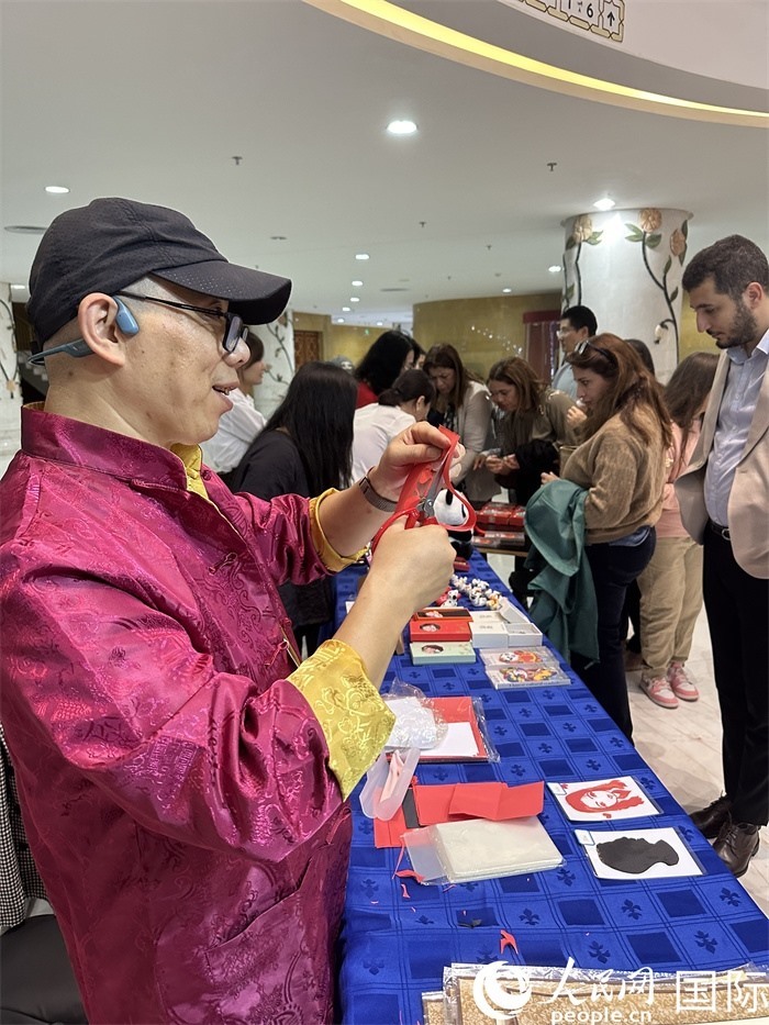 中國(guó)傳統(tǒng)非物質(zhì)文化遺產(chǎn)傳承人展示技藝 。人民網(wǎng)記者 郝瑞敏攝