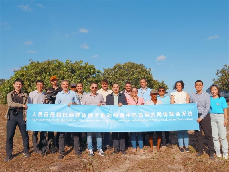 當?shù)貢r間10月24日至25日，人民日報社攜手巴西主流媒體在巴西東北部北里奧格蘭德州開展聯(lián)合采訪，拉開了以“攜手推動構(gòu)建中巴命運共同體”為主題的人民日報和巴西媒體聯(lián)合采訪序幕。圖為參加聯(lián)合采訪的中巴兩國記者與受益于中國企業(yè)扶貧項目的若昂卡馬拉市民眾合影。 人民日報和巴西媒體聯(lián)合采訪團供圖