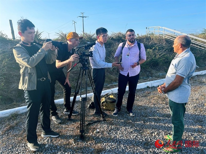 聯(lián)合采訪團正在采訪因苦咸水淡化項目受益的當?shù)孛癖?。人民網(wǎng)記者 陳一鳴攝