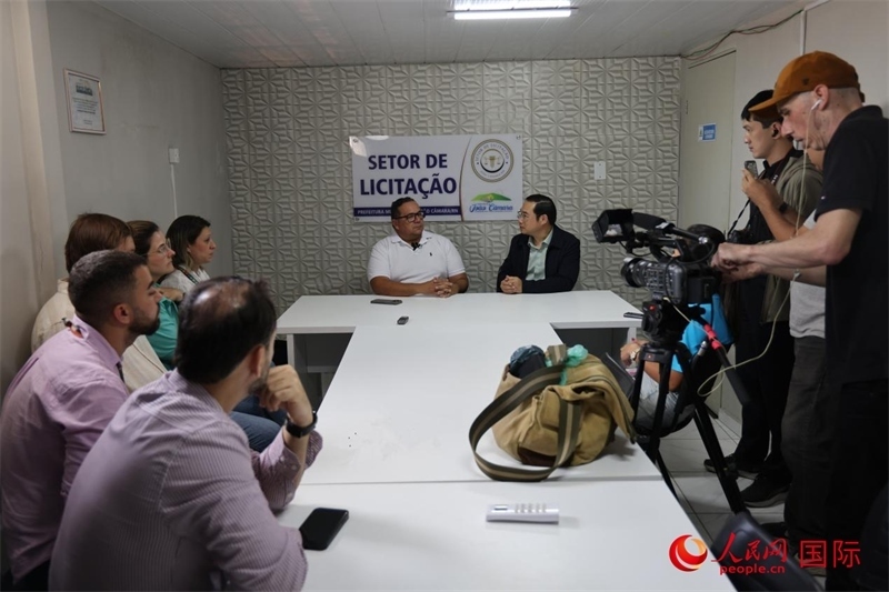 巴西東北部北里奧格蘭德州若昂卡馬拉市市長馬諾埃爾·貝爾納接受聯(lián)合采訪團采訪。 人民網(wǎng)記者 時元皓攝