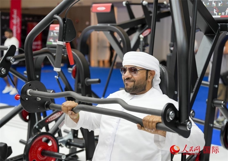 一名觀眾在體驗(yàn)健身器材。人民網(wǎng)中東中心分社塔里克·易卜拉欣攝