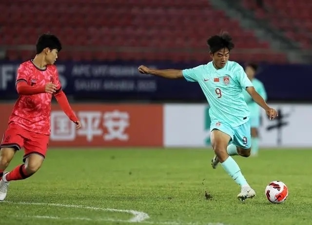 國(guó)少隊(duì)球員魏祥鑫（右）比賽中傳球。新華社記者 李鋼攝