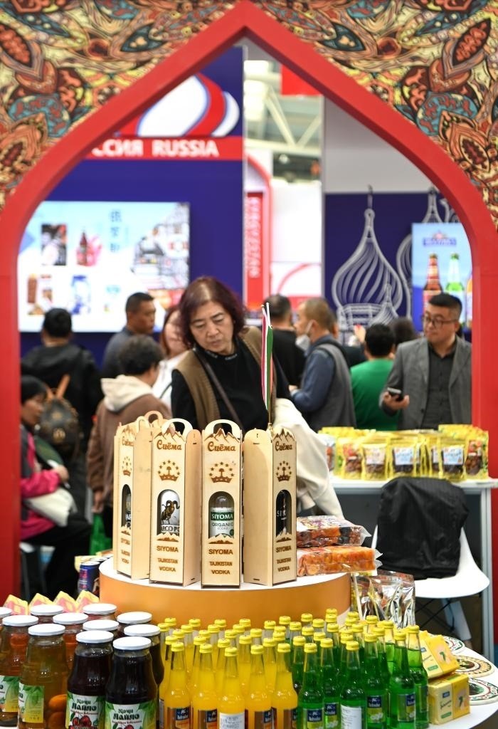 10月25日，觀眾在楊凌農(nóng)高會上合組織國家農(nóng)業(yè)展區(qū)了解農(nóng)產(chǎn)品。新華社記者 鄒競一 攝