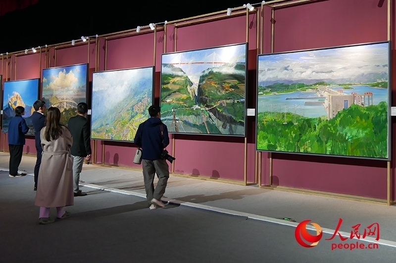 觀眾正在欣賞畫作。人民網(wǎng)記者 韋衍行攝