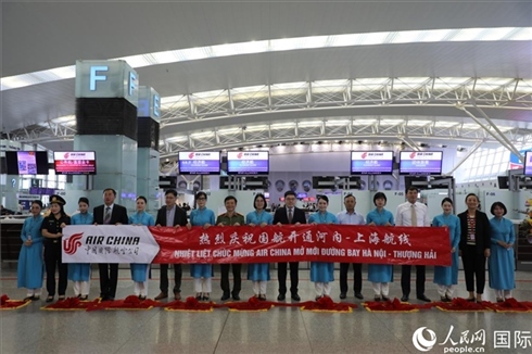 中國駐越南大使館經(jīng)商處參贊李振民等兩國嘉賓為儀式剪彩。 人民網(wǎng)記者 楊曄攝