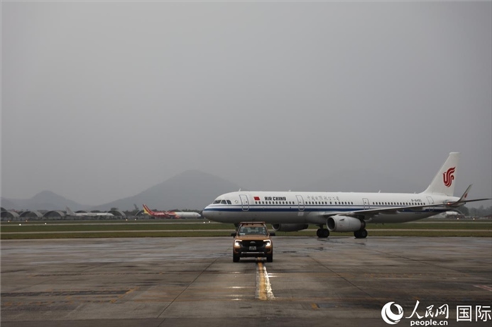 國航上?！觾?nèi)首班飛機(jī)抵達(dá)河內(nèi)內(nèi)排機(jī)場。人民網(wǎng)記者 楊曄攝