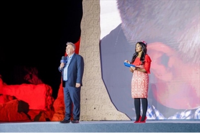 丹尼（左一）在“何以中國·五星出東方”網(wǎng)絡(luò)主題宣傳活動現(xiàn)場演講。人民視頻供圖