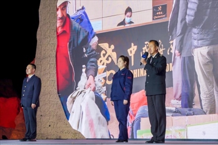 張曉波（右一）在“何以中國(guó)·五星出東方”網(wǎng)絡(luò)主題宣傳活動(dòng)現(xiàn)場(chǎng)演講。人民視頻供圖