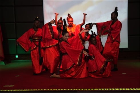 孔子學(xué)院的學(xué)生表演中國(guó)舞《昭君出塞》。主辦方供圖