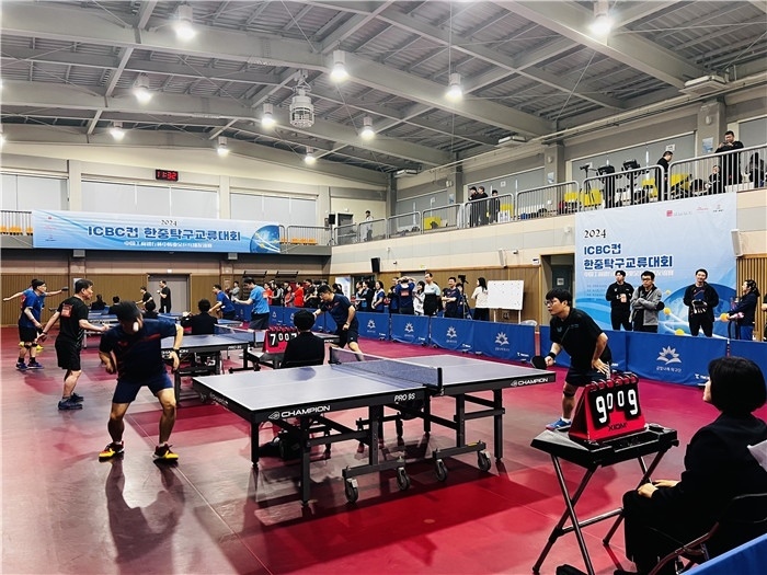 圖為中韓業(yè)余乒乓球友誼賽現(xiàn)場(chǎng)。 首爾中國(guó)文化中心供圖