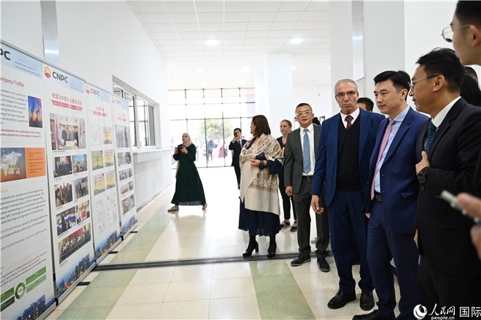 中企向阿爾及利亞大學(xué)捐贈電教設(shè)備圖片展。人民網(wǎng)記者 郝瑞敏攝